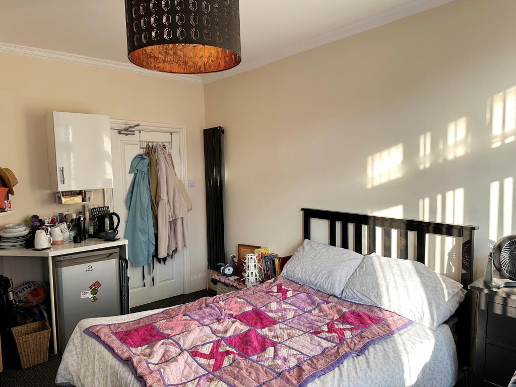 Lot: 91 - SIX-BEDROOM SEMI-DETACHED HOUSE CURRENTLY ARRANGED AS A HMO - Room with a kitchenette in the corner of the room